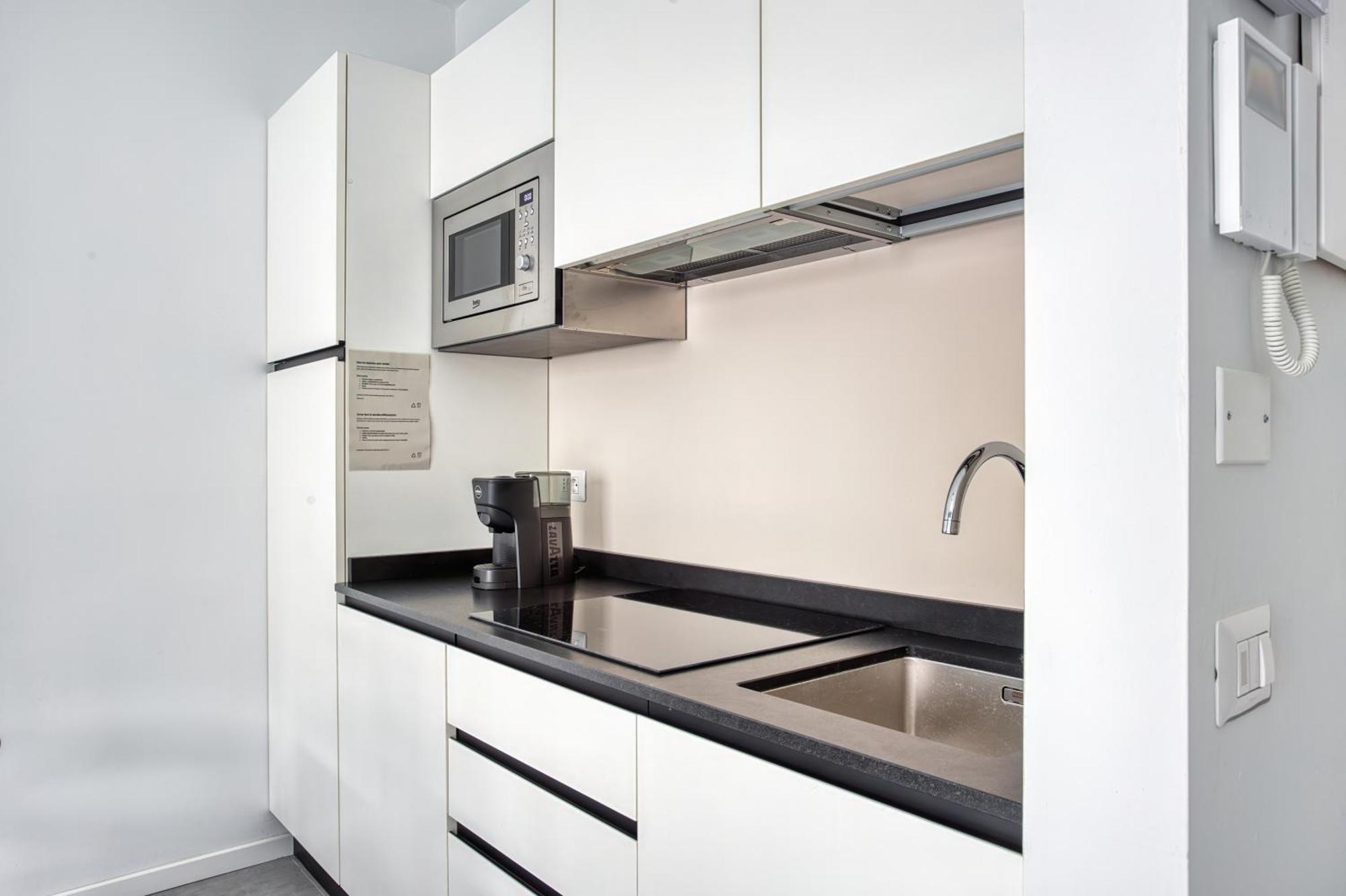 Sleek City Abode In Maciachini Милано Екстериор снимка