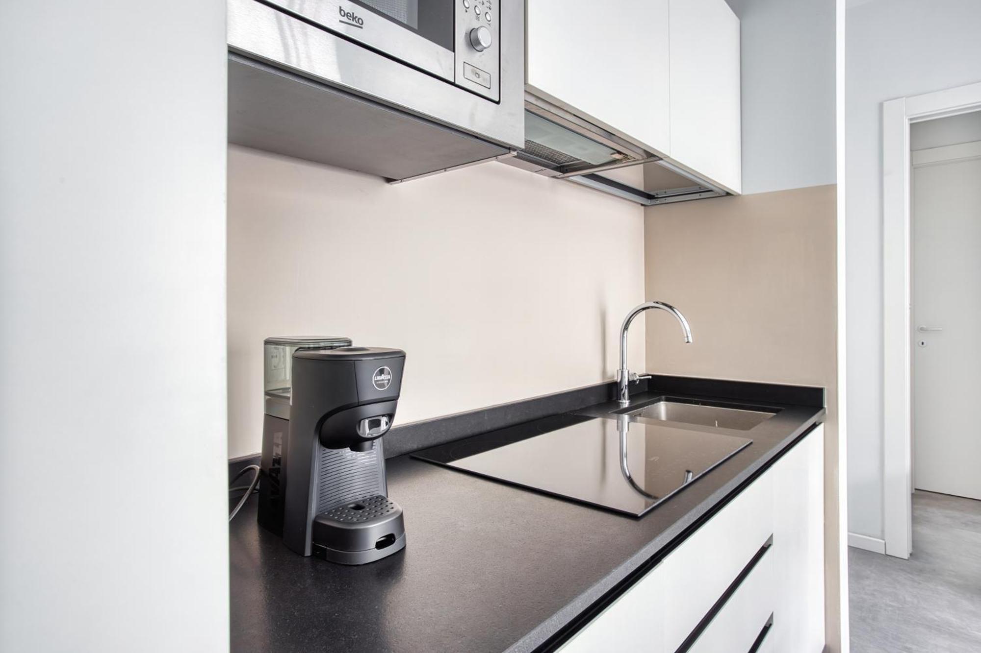 Sleek City Abode In Maciachini Милано Екстериор снимка